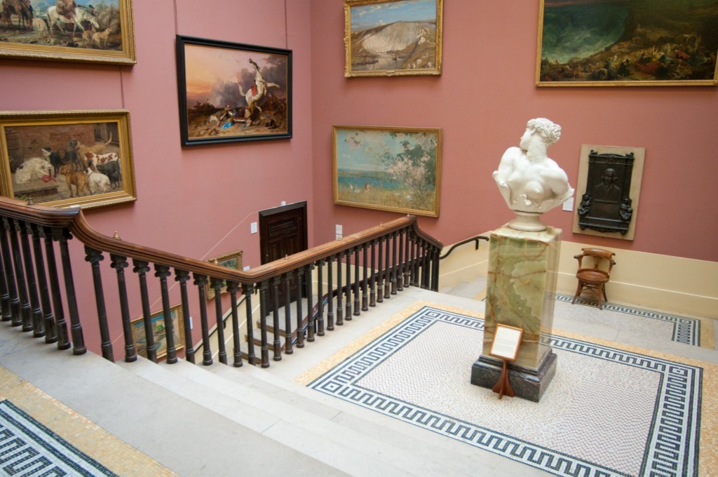 Gallery in the harris with sculptures and paintings