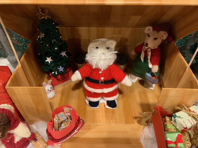 A small knitted Father Christmas mouse