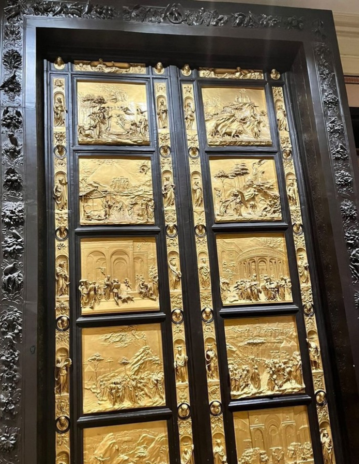 Image of the large golden gates of paradise